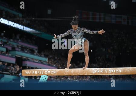 PARIS, FRANKREICH-28. Juli 2024: Simone Biles aus den USA tritt bei der Qualifikation der Frauen im Kunstturnen bei den Olympischen Spielen auf dem Balancebalken an Stockfoto