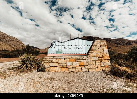 Schild für den Eingang zum Nationalpark Guadalupe Mountains, direkt auf Aussicht Stockfoto