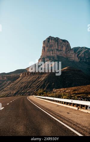 El Capitan bei Sonnenuntergang vom Highway 62 aus gesehen Stockfoto