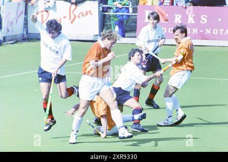 Hockeyspiel Bloemendaal-Amsterdam, 01-04-1995, Whizgle Dutch News: Historische Bilder für die Zukunft. Erkunden Sie die Vergangenheit der Niederlande mit modernen Perspektiven durch Bilder von niederländischen Agenturen. Verbinden der Ereignisse von gestern mit den Erkenntnissen von morgen. Begeben Sie sich auf eine zeitlose Reise mit Geschichten, die unsere Zukunft prägen. Stockfoto