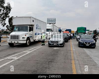 Chalco, Mexiko. August 2024. Die Mautstelle von San Marcos auf der Autobahn Mexiko-Puebla bleibt in Río Frío durch die Ejidatarios von Ignacio López Rayón in Puebla während zwei Stunden geschlossen und zwei Stunden geöffnet gesperrt; dies ist auf die Tatsache zurückzuführen, dass die Regierung vor sechzig Jahren keine Zahlungen für ejidale Ländereien geleistet hat; was am 8. August 2024 in Chalco, Bundesstaat Mexiko, für fast drei aufeinanderfolgende Tage zu Chaos für die Bewohner von Puebla, Fußgänger und Lastkraftwagen führte. (Foto: Josue Perez/SIPA USA) Credit: SIPA USA/Alamy Live News Stockfoto