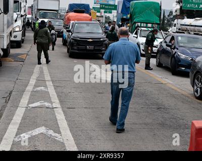 Chalco, Mexiko. August 2024. Die Mautstelle von San Marcos auf der Autobahn Mexiko-Puebla bleibt in Río Frío durch die Ejidatarios von Ignacio López Rayón in Puebla während zwei Stunden geschlossen und zwei Stunden geöffnet gesperrt; dies ist auf die Tatsache zurückzuführen, dass die Regierung vor sechzig Jahren keine Zahlungen für ejidale Ländereien geleistet hat; was am 8. August 2024 in Chalco, Bundesstaat Mexiko, für fast drei aufeinanderfolgende Tage zu Chaos für die Bewohner von Puebla, Fußgänger und Lastkraftwagen führte. (Foto: Josue Perez/SIPA USA) Credit: SIPA USA/Alamy Live News Stockfoto