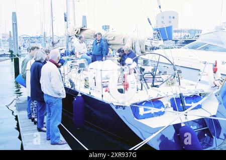 Start des Segelrennens in IJmuiden, IJmuiden, Niederlande, 12-07-1996, Whizgle Dutch News: Historische Bilder zugeschnitten auf die Zukunft. Erkunden Sie die Vergangenheit der Niederlande mit modernen Perspektiven durch Bilder von niederländischen Agenturen. Verbinden der Ereignisse von gestern mit den Erkenntnissen von morgen. Begeben Sie sich auf eine zeitlose Reise mit Geschichten, die unsere Zukunft prägen. Stockfoto