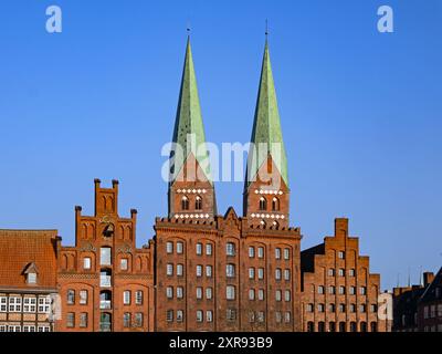 Blick auf die Türme der Marienkirche zwischen den Fassaden historischer Häuser in der Lübecker Altstadt Stockfoto