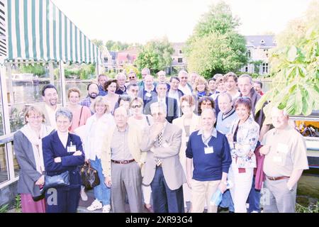 Menschen bei einem festlichen Treffen mit einem laufenden Buffet, 00-00-1996, Whizgle Dutch News: Historische Bilder für die Zukunft. Erkunden Sie die Vergangenheit der Niederlande mit modernen Perspektiven durch Bilder von niederländischen Agenturen. Verbinden der Ereignisse von gestern mit den Erkenntnissen von morgen. Begeben Sie sich auf eine zeitlose Reise mit Geschichten, die unsere Zukunft prägen. Stockfoto