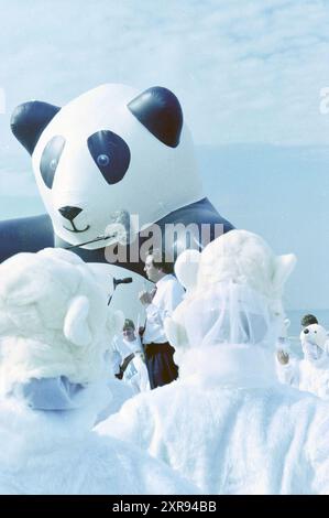 Green Ribon WNF, Zandvoort [World Wildlife Fund], Zandvoort, 02-09-1999, Whizgle Dutch News: Historische Bilder zugeschnitten auf die Zukunft. Erkunden Sie die Vergangenheit der Niederlande mit modernen Perspektiven durch Bilder von niederländischen Agenturen. Verbinden der Ereignisse von gestern mit den Erkenntnissen von morgen. Begeben Sie sich auf eine zeitlose Reise mit Geschichten, die unsere Zukunft prägen. Stockfoto