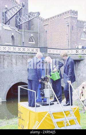 Consort Cruquius Prince Willem-Alexander., Cruquius, 05-06-2002, Whizgle Dutch News: Historical Images Tailored for the Future. Erkunden Sie die Vergangenheit der Niederlande mit modernen Perspektiven durch Bilder von niederländischen Agenturen. Verbinden der Ereignisse von gestern mit den Erkenntnissen von morgen. Begeben Sie sich auf eine zeitlose Reise mit Geschichten, die unsere Zukunft prägen. Stockfoto