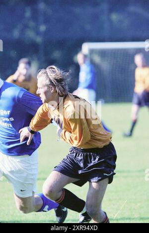 Football Match, 00-10-1999, Whizgle Dutch News: Historische Bilder für die Zukunft. Erkunden Sie die Vergangenheit der Niederlande mit modernen Perspektiven durch Bilder von niederländischen Agenturen. Verbinden der Ereignisse von gestern mit den Erkenntnissen von morgen. Begeben Sie sich auf eine zeitlose Reise mit Geschichten, die unsere Zukunft prägen. Stockfoto