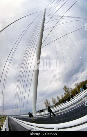 Calatrava Bridges, Haarlemmermeer, 18-04-2004, Whizgle Dutch News: Historical Images Tailored for the Future. Erkunden Sie die Vergangenheit der Niederlande mit modernen Perspektiven durch Bilder von niederländischen Agenturen. Verbinden der Ereignisse von gestern mit den Erkenntnissen von morgen. Begeben Sie sich auf eine zeitlose Reise mit Geschichten, die unsere Zukunft prägen. Stockfoto