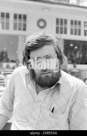 Portraits of Sports Editors Haarlems Dagblad, People Newspapers and Magazines, 13-06-1977, Whizgle Dutch News: Historical Images Tailored for the Future. Erkunden Sie die Vergangenheit der Niederlande mit modernen Perspektiven durch Bilder von niederländischen Agenturen. Verbinden der Ereignisse von gestern mit den Erkenntnissen von morgen. Begeben Sie sich auf eine zeitlose Reise mit Geschichten, die unsere Zukunft prägen. Stockfoto