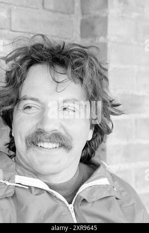 Softball-Anschluss. DSC 74 MEN Kennemerland MEN Bloemendaal Women, Softball, 19-04-1980, Whizgle Dutch News: Historical Images Tailored for the Future. Erkunden Sie die Vergangenheit der Niederlande mit modernen Perspektiven durch Bilder von niederländischen Agenturen. Verbinden der Ereignisse von gestern mit den Erkenntnissen von morgen. Begeben Sie sich auf eine zeitlose Reise mit Geschichten, die unsere Zukunft prägen. Stockfoto