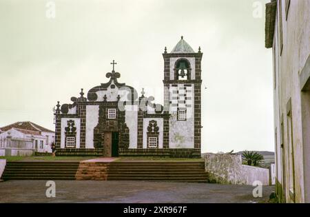 Igreja Matriz de Nossa Senhora da Purificação Mutterkirche, Dorf Santo Espírito, Insel Santa María, Azoren, Portugal, April 1964 Stockfoto