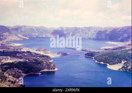 Schräge Luftaufnahme Lagoa Azul und Lagoa verde, blauer und grüner See, Lagoa das Sete Cidades, Insel São Miguel, Azoren, Portugal, April 1964 Stockfoto