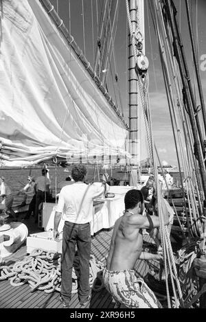 Segeltour mit dem Schoner Te Vega, Scheveningen, 15-08-1990, Whizgle Dutch News: Historische Bilder zugeschnitten auf die Zukunft. Erkunden Sie die Vergangenheit der Niederlande mit modernen Perspektiven durch Bilder von niederländischen Agenturen. Verbinden der Ereignisse von gestern mit den Erkenntnissen von morgen. Begeben Sie sich auf eine zeitlose Reise mit Geschichten, die unsere Zukunft prägen. Stockfoto