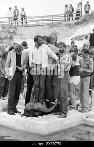 Miss Beach Election Zandvoort II, Miss Election, Zandvoort, Zandvoort, 08-08-1981, Whizgle Dutch News: historische Bilder für die Zukunft. Erkunden Sie die Vergangenheit der Niederlande mit modernen Perspektiven durch Bilder von niederländischen Agenturen. Verbinden der Ereignisse von gestern mit den Erkenntnissen von morgen. Begeben Sie sich auf eine zeitlose Reise mit Geschichten, die unsere Zukunft prägen. Stockfoto