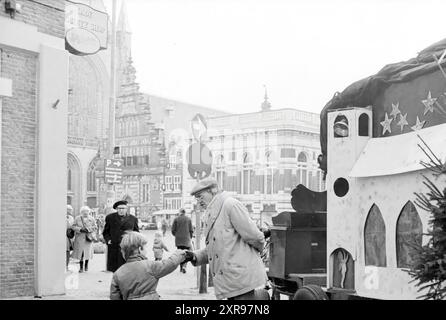 Orgelmann im Weihnachtsgeist, Haarlem, Grote Markt, Niederlande, 12-12-1984, Whizgle Dutch News: historische Bilder für die Zukunft. Erkunden Sie die Vergangenheit der Niederlande mit modernen Perspektiven durch Bilder von niederländischen Agenturen. Verbinden der Ereignisse von gestern mit den Erkenntnissen von morgen. Begeben Sie sich auf eine zeitlose Reise mit Geschichten, die unsere Zukunft prägen. Stockfoto