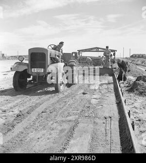 Derzeit 14-1949: Der europäische Nothafen bereitet sich auf starken Verkehr vor der Flughafen Sola wird mit zwei neuen Start- und Landebahnen ausgebaut. - Hier wird ein großer Hobelschaber auf der neuen Landebahn in Nord-Süd-Richtung gefahren. Auf diese Weise wird der Boden glatt und fein gemacht. Die Lkw kommen dann auf einem Förderband mit Betonmasse auf die fertig geplante Strecke, und schließlich kommt die Vibro-Maschine an, die sich um den Guss selbst kümmert. Foto; Sverre A. Børretzen / aktuell / NTB ***FOTO NICHT VERARBEITET*** dieser Bildtext wird automatisch übersetzt dieser Bildtext wird automatisch übersetzt Stockfoto