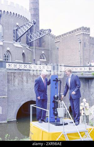 Consort Cruquius Prince Willem-Alexander., Cruquius, 05-06-2002, Whizgle Dutch News: Historical Images Tailored for the Future. Erkunden Sie die Vergangenheit der Niederlande mit modernen Perspektiven durch Bilder von niederländischen Agenturen. Verbinden der Ereignisse von gestern mit den Erkenntnissen von morgen. Begeben Sie sich auf eine zeitlose Reise mit Geschichten, die unsere Zukunft prägen. Stockfoto