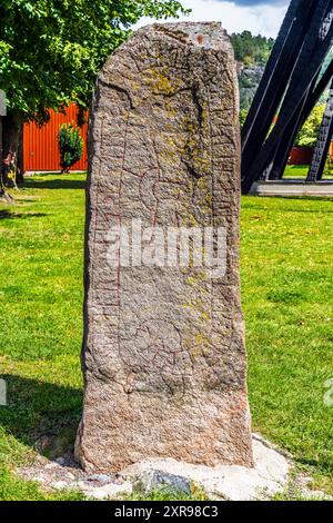 Runenstein FV 1966 vor der St. Laurentii Kirche, Söderköping, Östergötland, Schweden. Basierend auf dem Drachenkopf, der von oben gesehen wird Stockfoto