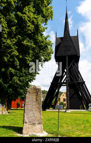 Die Runensteine und der Glockenturm vor der St. Laurentii Kirche, Söderköping, Östergötland, Schweden. Stockfoto