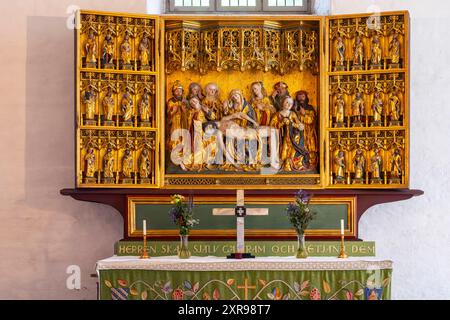 Jesu Leib wird vom Kreuz genommen. Spätmittelalterlicher Altar (Triptychon), möglicherweise FrenchSt. Laurentii Kirche (St. Laurentii), Söderköping Stockfoto