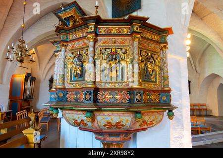 Kanzel von 1669 in der St. Laurentii Kirche, Söderköping, Östergötland, Schweden. Die Kanzel aus dem Jahr 1669, aber sie wurde erst am 1. Mal gestrichen Stockfoto