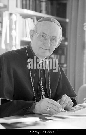 Bischof Bomers, Roman Catholic Church, 23-02-1989, Whizgle Dutch News: Historical Images Tailored for the Future. Erkunden Sie die Vergangenheit der Niederlande mit modernen Perspektiven durch Bilder von niederländischen Agenturen. Verbinden der Ereignisse von gestern mit den Erkenntnissen von morgen. Begeben Sie sich auf eine zeitlose Reise mit Geschichten, die unsere Zukunft prägen. Stockfoto