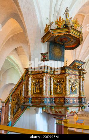 Kanzel von 1669 in der St. Laurentii Kirche, Söderköping, Östergötland, Schweden. Die Kanzel aus dem Jahr 1669, aber sie wurde erst am 1. Mal gestrichen Stockfoto