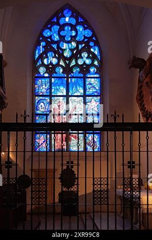 Das Buntglas der geschlossenen Kapelle der St. Elisabeth-Kirche in Breslau, Polen Stockfoto