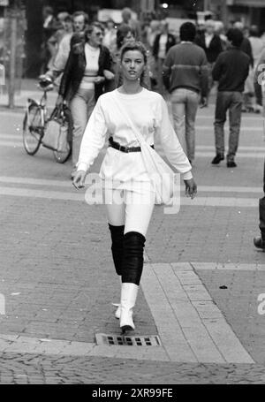 Fashion Trends, Fashion, 04-09-1982, Whizgle Dutch News: Historische Bilder für die Zukunft. Erkunden Sie die Vergangenheit der Niederlande mit modernen Perspektiven durch Bilder von niederländischen Agenturen. Verbinden der Ereignisse von gestern mit den Erkenntnissen von morgen. Begeben Sie sich auf eine zeitlose Reise mit Geschichten, die unsere Zukunft prägen. Stockfoto