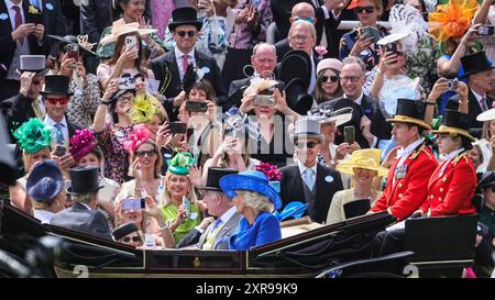 König Karl III. Und Königin Camilla im königlichen Prozessionswagen, Royal Ascot, England, Großbritannien Stockfoto