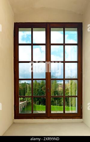 An einem regnerischen Tag aus dem Fenster des Schlosses schauen Stockfoto