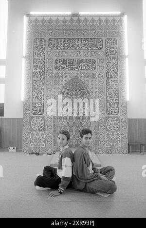 Türkische Jungen, Imamschool IJmuiden, IJmuiden, Nederland, 23-01-1995, Whizgle Dutch News: historische Bilder für die Zukunft. Erkunden Sie die Vergangenheit der Niederlande mit modernen Perspektiven durch Bilder von niederländischen Agenturen. Verbinden der Ereignisse von gestern mit den Erkenntnissen von morgen. Begeben Sie sich auf eine zeitlose Reise mit Geschichten, die unsere Zukunft prägen. Stockfoto