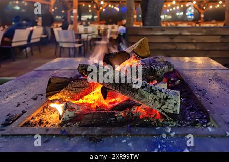 Kaminofen mit brennendem Holz im Restaurant Stockfoto