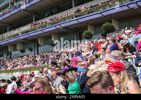 Racegoer und Zuschauer schauen aus den Gehegen des Royal Ascot Horse Racing, Berkshire, Großbritannien Stockfoto