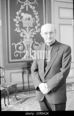 Bischof Bomers, Roman Catholic Church, 28.-12-1988, Whizgle Dutch News: Historical Images Tailored for the Future. Erkunden Sie die Vergangenheit der Niederlande mit modernen Perspektiven durch Bilder von niederländischen Agenturen. Verbinden der Ereignisse von gestern mit den Erkenntnissen von morgen. Begeben Sie sich auf eine zeitlose Reise mit Geschichten, die unsere Zukunft prägen. Stockfoto