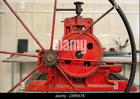 Rote Ätzpresse für die Druckerei in der Nähe des Ätzstudios Stockfoto