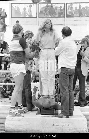 Miss Beach Election Zandvoort II, Miss Election, Zandvoort, Zandvoort, 08-08-1981, Whizgle Dutch News: historische Bilder für die Zukunft. Erkunden Sie die Vergangenheit der Niederlande mit modernen Perspektiven durch Bilder von niederländischen Agenturen. Verbinden der Ereignisse von gestern mit den Erkenntnissen von morgen. Begeben Sie sich auf eine zeitlose Reise mit Geschichten, die unsere Zukunft prägen. Stockfoto