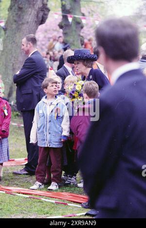 Besuchen Sie die königliche Familie im Zusammenhang mit dem Tag der Königin auf Burg Hertog, Velsen, 30-04-1997, Whizgle Dutch News: Historische Bilder zugeschnitten auf die Zukunft. Erkunden Sie die Vergangenheit der Niederlande mit modernen Perspektiven durch Bilder von niederländischen Agenturen. Verbinden der Ereignisse von gestern mit den Erkenntnissen von morgen. Begeben Sie sich auf eine zeitlose Reise mit Geschichten, die unsere Zukunft prägen. Stockfoto