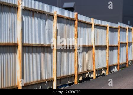 Rostiger Metallzaun vor einem Lagerhaus Stockfoto