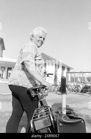 Viertägiges Radfahren, Buitenhuis, Spaarnwoude [Restaurant Buitenhuis], Spaarnwoude, 10-08-1992, Whizgle Dutch News: historische Bilder für die Zukunft. Erkunden Sie die Vergangenheit der Niederlande mit modernen Perspektiven durch Bilder von niederländischen Agenturen. Verbinden der Ereignisse von gestern mit den Erkenntnissen von morgen. Begeben Sie sich auf eine zeitlose Reise mit Geschichten, die unsere Zukunft prägen. Stockfoto