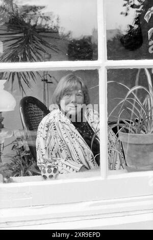 COBI Schreijer (1922-2005), "die 10 Fragen", Haarlem, Niederlande, 16-11-1992, Whizgle Dutch News: historische Bilder für die Zukunft. Erkunden Sie die Vergangenheit der Niederlande mit modernen Perspektiven durch Bilder von niederländischen Agenturen. Verbinden der Ereignisse von gestern mit den Erkenntnissen von morgen. Begeben Sie sich auf eine zeitlose Reise mit Geschichten, die unsere Zukunft prägen. Stockfoto