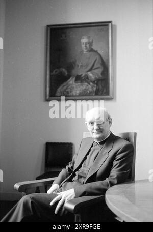 Bischof Bomers, Roman Catholic Church, 28.-12-1988, Whizgle Dutch News: Historical Images Tailored for the Future. Erkunden Sie die Vergangenheit der Niederlande mit modernen Perspektiven durch Bilder von niederländischen Agenturen. Verbinden der Ereignisse von gestern mit den Erkenntnissen von morgen. Begeben Sie sich auf eine zeitlose Reise mit Geschichten, die unsere Zukunft prägen. Stockfoto