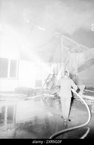 Feuer + Ruinen der Lampenfabrik Cruquius, Feuer, Feuerwehr, Cruquius, 10-02-1981, Whizgle Dutch News: historische Bilder für die Zukunft. Erkunden Sie die Vergangenheit der Niederlande mit modernen Perspektiven durch Bilder von niederländischen Agenturen. Verbinden der Ereignisse von gestern mit den Erkenntnissen von morgen. Begeben Sie sich auf eine zeitlose Reise mit Geschichten, die unsere Zukunft prägen. Stockfoto