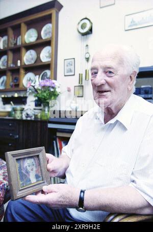 Mr. Alberts + Painting, Haarlem, Niederlande, 14-08-2001, Whizgle Dutch News: Historical Images Tailored for the Future. Erkunden Sie die Vergangenheit der Niederlande mit modernen Perspektiven durch Bilder von niederländischen Agenturen. Verbinden der Ereignisse von gestern mit den Erkenntnissen von morgen. Begeben Sie sich auf eine zeitlose Reise mit Geschichten, die unsere Zukunft prägen. Stockfoto