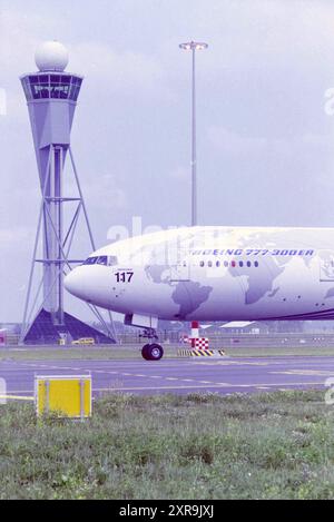 New Control Tower, Schiphol, Schiphol, 22-06-2003, Whizgle Dutch News: Historische Bilder für die Zukunft. Erkunden Sie die Vergangenheit der Niederlande mit modernen Perspektiven durch Bilder von niederländischen Agenturen. Verbinden der Ereignisse von gestern mit den Erkenntnissen von morgen. Begeben Sie sich auf eine zeitlose Reise mit Geschichten, die unsere Zukunft prägen. Stockfoto