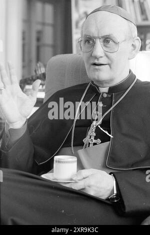 Bischof Bomers, Roman Catholic Church, 23-02-1989, Whizgle Dutch News: Historical Images Tailored for the Future. Erkunden Sie die Vergangenheit der Niederlande mit modernen Perspektiven durch Bilder von niederländischen Agenturen. Verbinden der Ereignisse von gestern mit den Erkenntnissen von morgen. Begeben Sie sich auf eine zeitlose Reise mit Geschichten, die unsere Zukunft prägen. Stockfoto