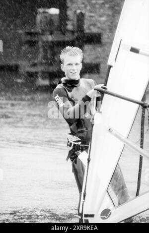 Surf Round Haarlemmermeer, Surfen, 29-10-1989, Whizgle Dutch News: Historical Images Tailored for the Future. Erkunden Sie die Vergangenheit der Niederlande mit modernen Perspektiven durch Bilder von niederländischen Agenturen. Verbinden der Ereignisse von gestern mit den Erkenntnissen von morgen. Begeben Sie sich auf eine zeitlose Reise mit Geschichten, die unsere Zukunft prägen. Stockfoto