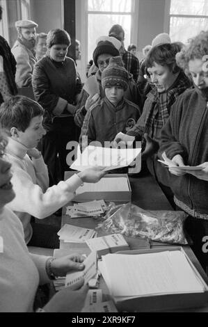 Beach Walk Haarlems Dagblad, Haarlems Dagblad etc. Und IJmuider Courant and Koeri, Walking, 31-07-1980','15-02-1981, Whizgle Dutch News: Historische Bilder zugeschnitten auf die Zukunft. Erkunden Sie die Vergangenheit der Niederlande mit modernen Perspektiven durch Bilder von niederländischen Agenturen. Verbinden der Ereignisse von gestern mit den Erkenntnissen von morgen. Begeben Sie sich auf eine zeitlose Reise mit Geschichten, die unsere Zukunft prägen. Stockfoto