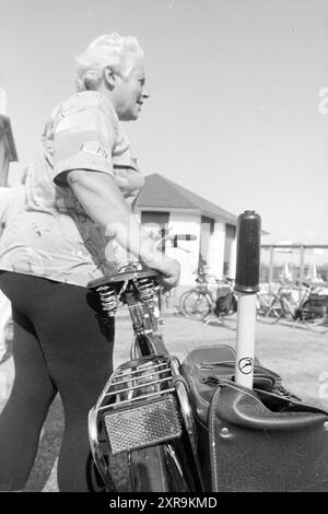 Viertägiges Radfahren, Buitenhuis, Spaarnwoude [Restaurant Buitenhuis], Spaarnwoude, 10-08-1992, Whizgle Dutch News: historische Bilder für die Zukunft. Erkunden Sie die Vergangenheit der Niederlande mit modernen Perspektiven durch Bilder von niederländischen Agenturen. Verbinden der Ereignisse von gestern mit den Erkenntnissen von morgen. Begeben Sie sich auf eine zeitlose Reise mit Geschichten, die unsere Zukunft prägen. Stockfoto